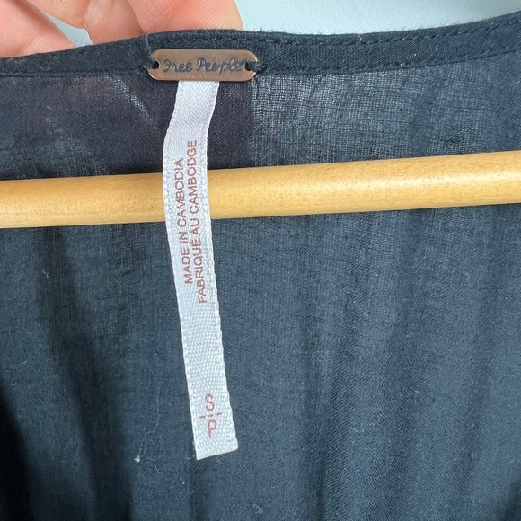 Free People Black High Low Button Front Smocked V-Neck Tunic Top S Boho Grunge - Picture 2 of 7